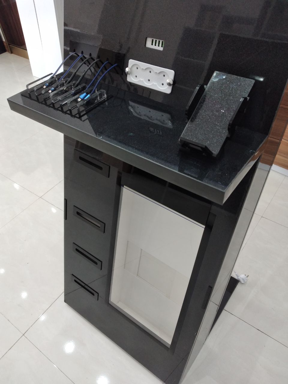  کیوسک شارژ،، جایگاههای بروشور، پایه دستگاه پوز، پایه دستگاه کارتخوان،  صندوق نذورات و پریزهای برق، شارژر، پایه شارژر، پایه شارژ، کیوسک شارژر، کیوسک تبلیغاتی شارژ، کیوسک شارژر اماکن عمومی، پایه شارژر اماکن عمومی، شارژر بیمارستان، کیوسک شارژ بیمارستان، پایه شارژ هتل، صندوق پیشنهادات با شارژر، شارژر عمومی پایه دار، استند شارژر همه کاره، شارژر عمومی باکلاس، شارژر قیمت مناسب، استند شارژر ارزان قیمت، شارژر ادارات، کیوسک شارژر ترمینال، کیوسک شارژر فرودگاه