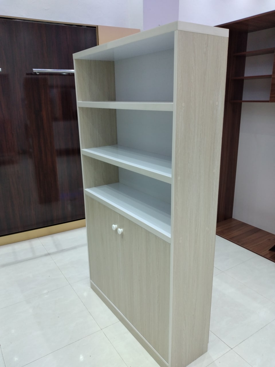  کتابخانه و میز تحریر