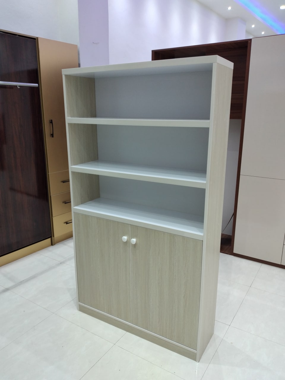  کتابخانه و میز تحریر