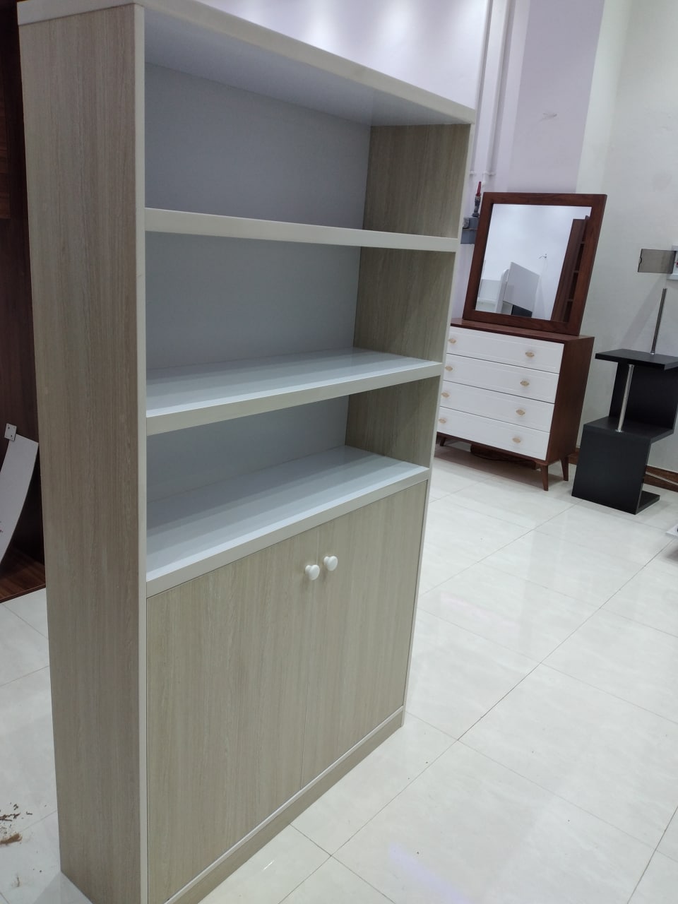  کتابخانه و میز تحریر