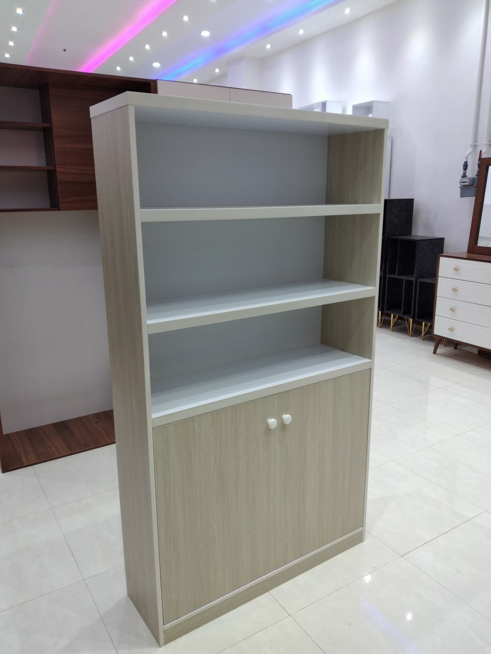  کتابخانه و میز تحریر