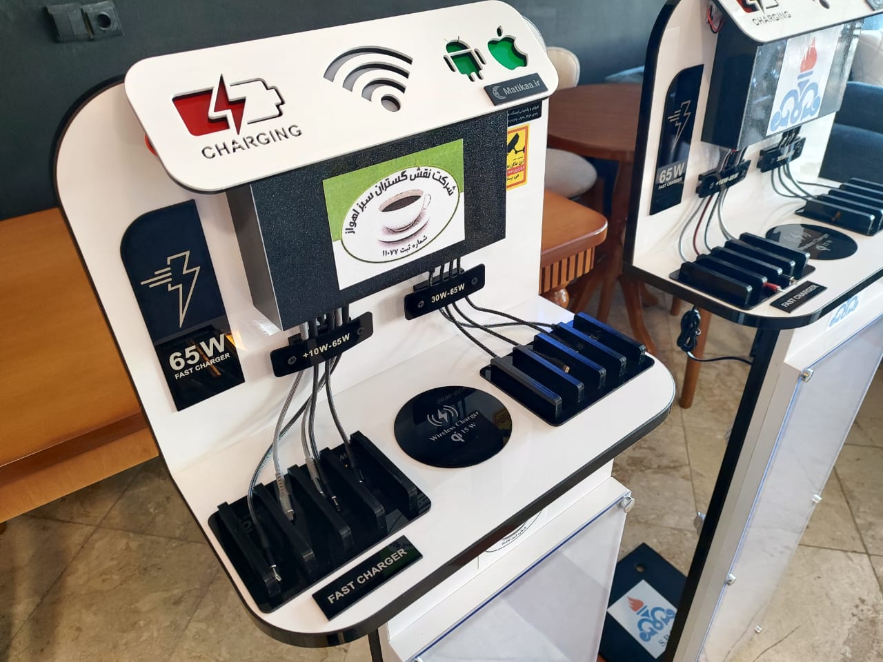  استند عمومی موبایل  پایه دار – شارژر عمومی  پایه دار – تابلو اعلانات – تابلو اطلاعات هوشمند – شارژر چندتایی – تابلو اطلاع رسانی – شارژرها پایه دار