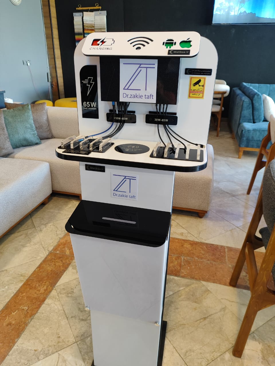   صندوق انتقادات و پیشنهادات و جایگاههای بروشور و پایه دستگاه پوز و پایه دستگاه کارتخوان و صندوق نذورات و پریزهای برق است 