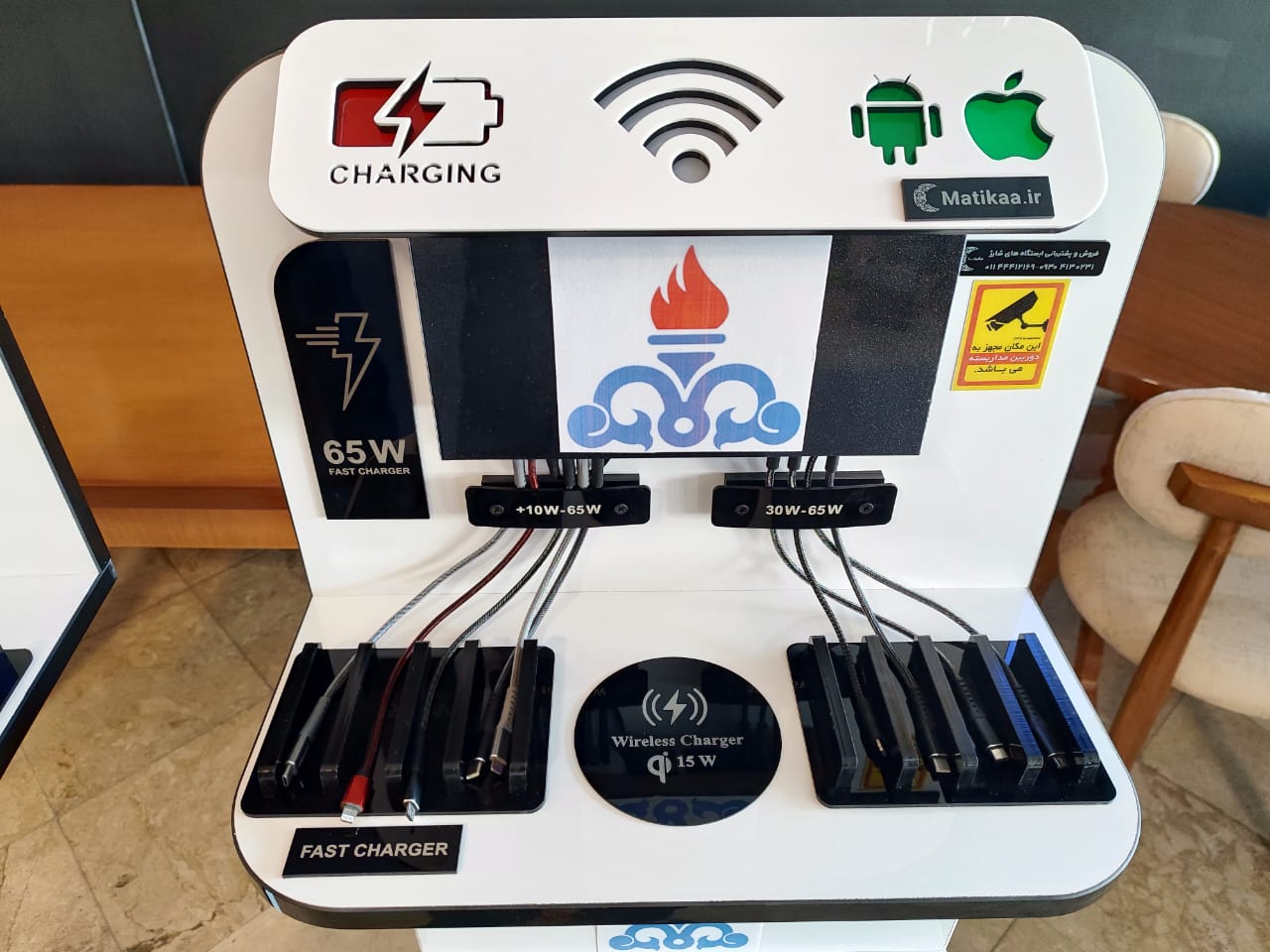  استند عمومی موبایل  پایه دار – شارژر عمومی  پایه دار – تابلو اعلانات – تابلو اطلاعات هوشمند – شارژر چندتایی – تابلو اطلاع رسانی –
