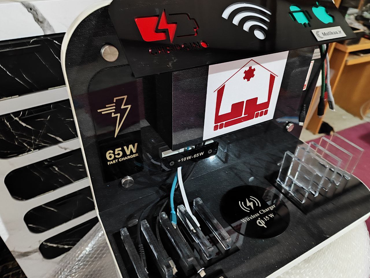  پورتهای USB نیز برای شارژ و انتقال داده دستگاه های مختلف مورد استفاده قرار می‌گیرند و باشتیبانی می‌کنند را فراهم می‌کند و شما می‌توانید به راحتی دستگاه های مختلفی مانند گوشیهای هوشمند، تبلت ها، هدفون ها و سایر دستگاه های الکترونیکی خود را به همزمان شارژ کنید