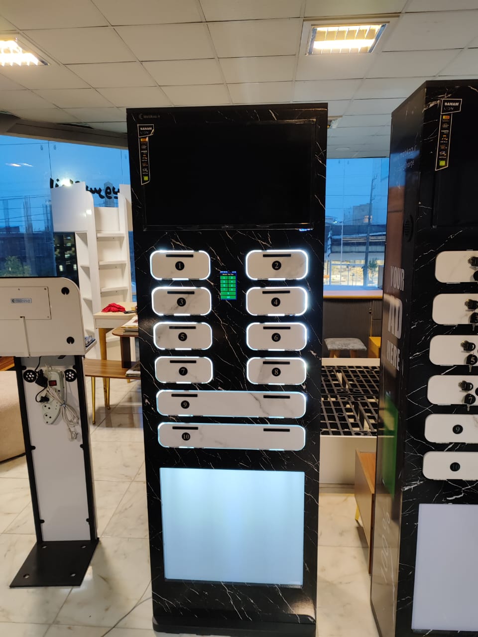 ایستگاههای شارژر دارای قفل دیجیتالی   شارژرهای فست پاورباکس و پاورباکس هوشمند دارای استند و استند تلویزیون دار میباشند.  و معمولی به همراه فست شارژ دارای شارژرهای BO و باکس های شارژر موبایل و تبلت هستند.