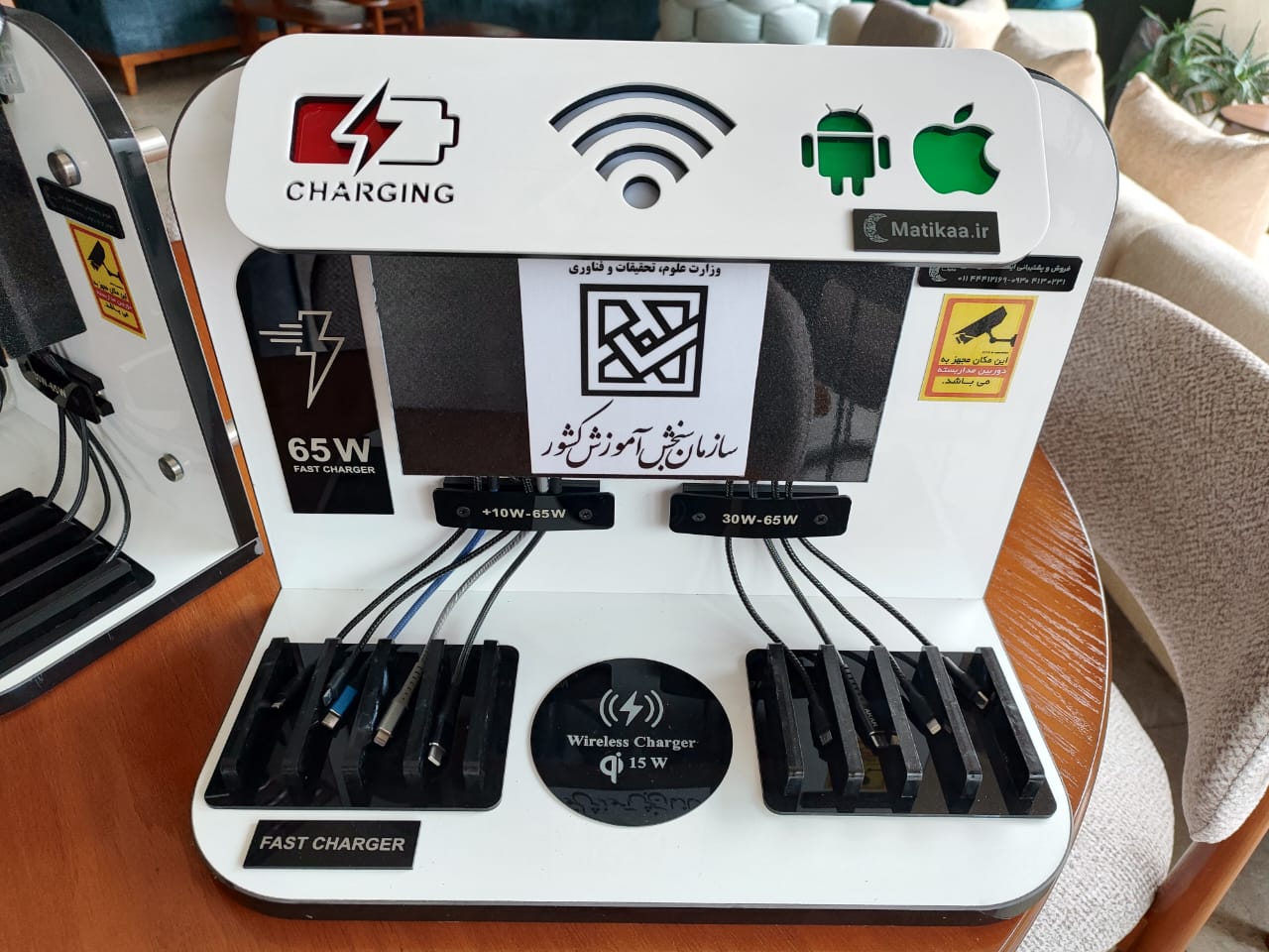 شارژر قفلدار و شارژرهای قفل دار  شارژرهای باکسی پاورباکسی ویژه اماکن عمومی پاورباکس ها به همراه پاورباکس شارژ  دارنده قفلهای دیجیتالی و معمولی  دارای شارژرهای مرکزی باکیفیت ویژه شارژرهای امکان عمومی دارای قفل و محافظت شده برای شارژرهای ترمینال و شارژرهای بیمارستان که مجهز به تجهیزات شارژر و کیوسک های شارژ قفلدار شده اند. دارای  شارژرهای هوشمند به همراه تکنولوژی فست شارژ و شارژرهای فست باکسی میباشند.