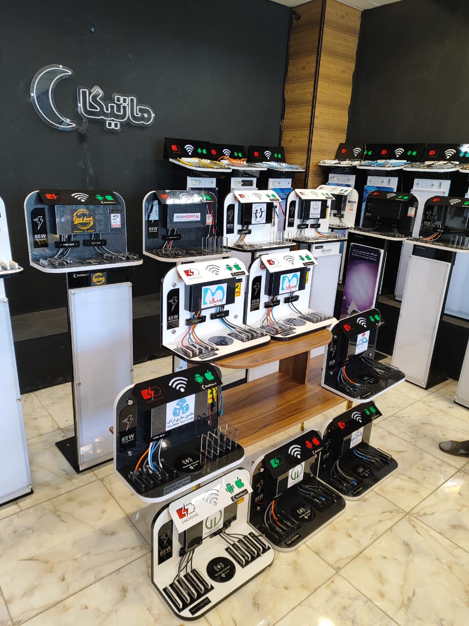 شارژر موبایل و تبلت هستند.    شارژرهای فست پاورباکس و پاورباکس هوشمند دارای استند و استند تلویزیون دار میباشند. ایستگاههای شارژر دارای قفل دیجیتالی و معمولی به همراه فست شارژ دارای شارژرهای BO و باکس های