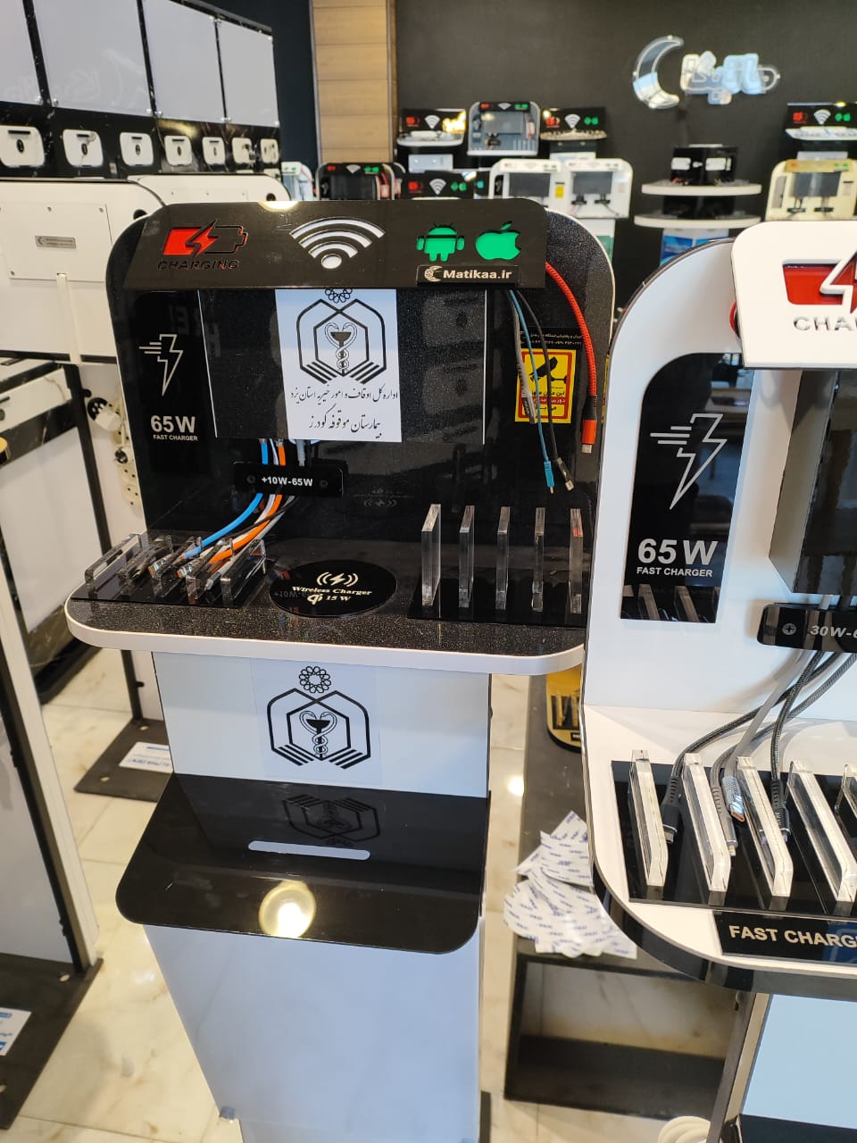   شارژرهای فست پاورباکس و پاورباکس هوشمند دارای استند و استند تلویزیون دار می‌باشند. ایستگاههای شارژر دارای قفل دیجیتالی و معمولی به همراه فست شارژ دارای شارژرهای BO و باکس های شارژر موبایل و تبلت هستندبه همراه صندوق نذورات
