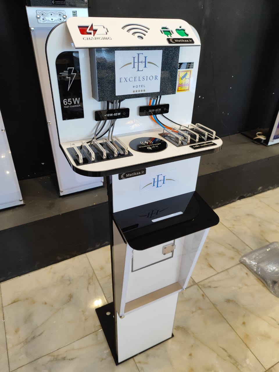 باکس های شارژر موبایل و تبلت هستندبه همراه صندوق نذورات     شارژرهای فست پاورباکس و پاورباکس هوشمند دارای استند و استند تلویزیون دار میباشند. ایستگاههای شارژر دارای قفل دیجیتالی و معمولی به همراه فست شارژ دارای شارژرهای BO و باکس های شارژر موبایل و تبلت هستندبه همراه صندوق نذورات