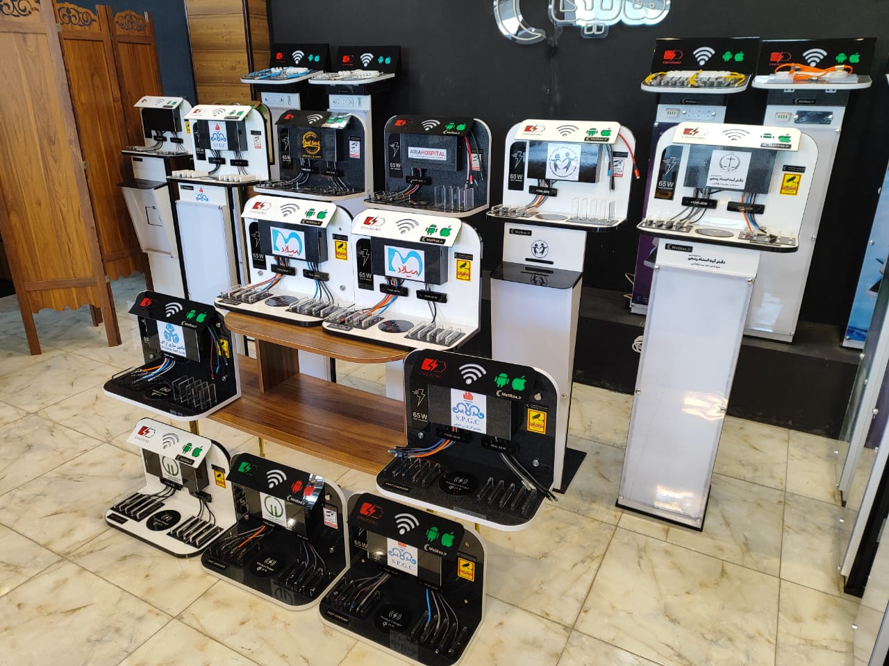 شارژر و کیوسک های شارژ قفلدار   شارژرهای باکسی پاورباکسی ویژه اماکن عمومی پاورباکس ها به همراه پاورباکس شارژ  دارنده قفلهای دیجیتالی و معمولی شارژر قفلدار و شارژرهای قفل دار دارای شارژرهای مرکزی باکیفیت ویژه شارژرهای امکان عمومی دارای قفل و محافظت شده برای شارژرهای ترمینال و شارژرهای بیمارستان که مجهز به تجهیزات شده اند. دارای  شارژرهای هوشمند به همراه تکنولوژی فست شارژ و شارژرهای فست باکسی میباشند.
