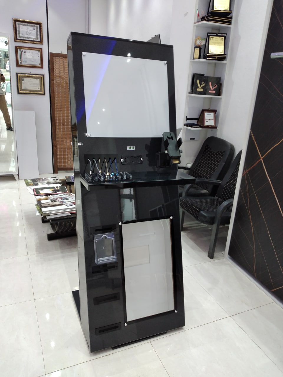   کیوسک شارژ ZL صندوق انتقادات و پیشنهادات و جایگاههای بروشور و پایه دستگاه پوز و  و صندوق نذورات و پریزهای برق