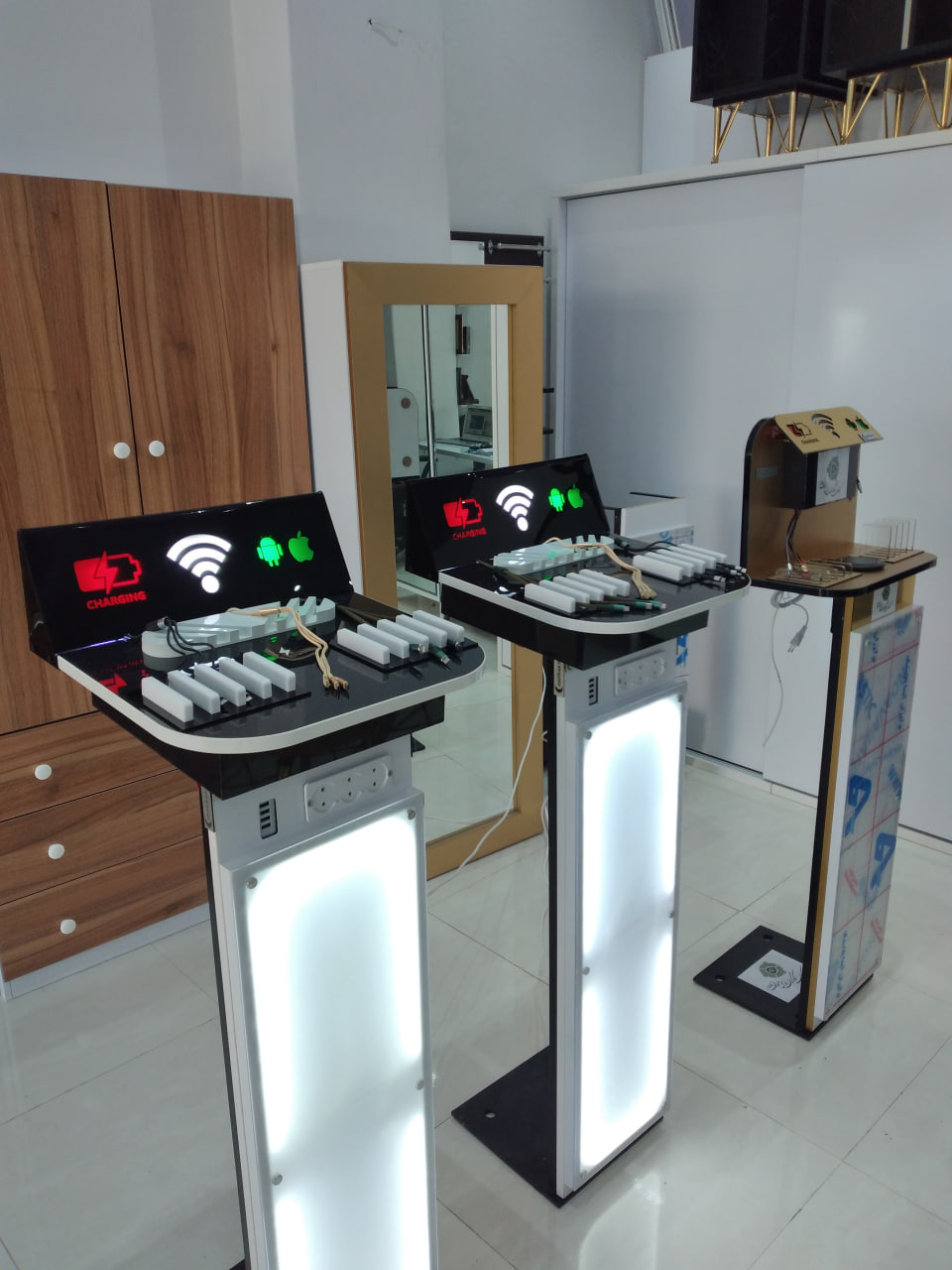  شارژرهای عمومی پایه دار - شارژر موبایل اماکن عمومی پایه دار - شارژر وایرلس  پایه دار - شارژر بی سیم پایه دار – ایستگاه شارژ  پایه دار - شارژرهای فست  پایه دار - شارژر پایه دار – – استند عمومی موبایل  پایه دار – شارژر عمومی  پایه دار – تابلو اعلانات – تابلو اطلاعات هوشمند – شارژر چندتایی – تابلو اطلاع رسانی – شارژرها پایه دار