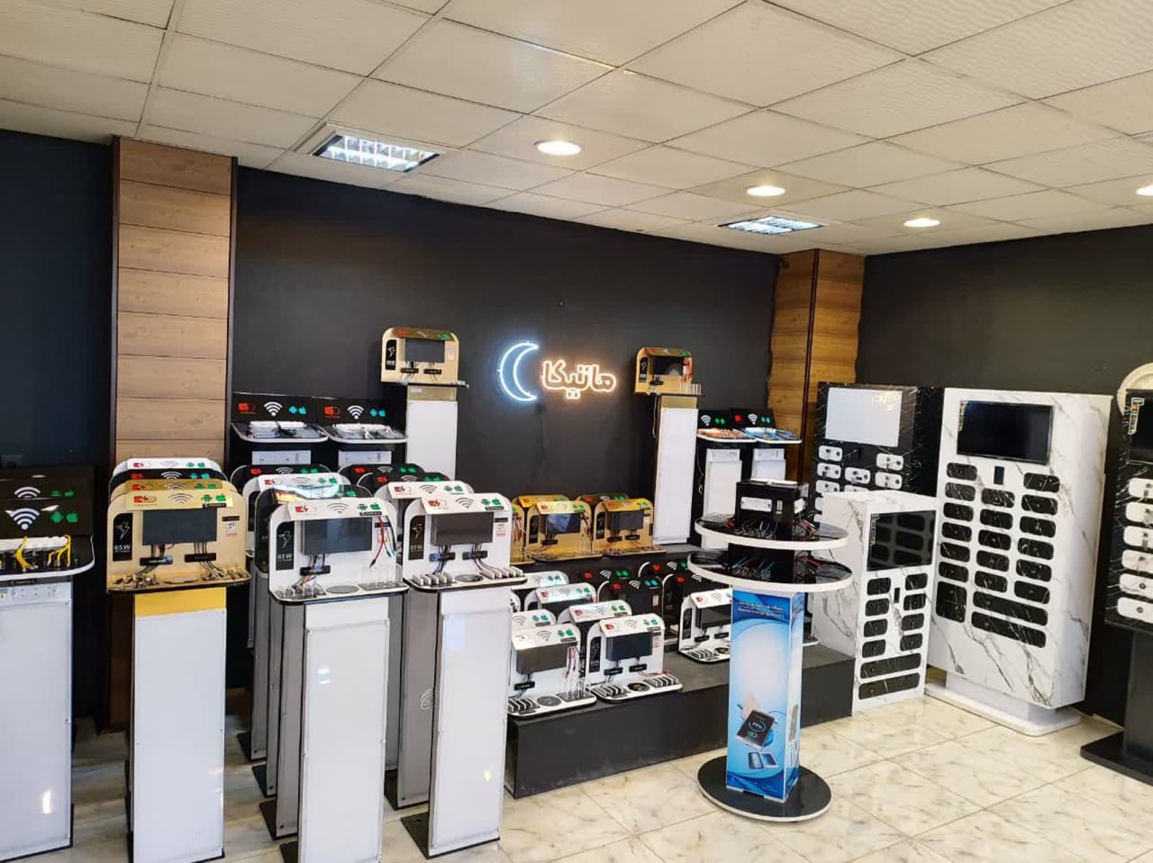 شارژرهای این استند شارژ دارای محافظت های امنیتی متعددی می‌باشند. این شامل محافظت در برابر اتصال کوتاه، جریان زیاد، ولتاژ زیاد و گرمای بالا می‌شود. این ویژگی ها امنیت شارژ دستگاههای شما را تضمین میکنند و از خرابی آنها جلوگیری می‌کنند.با توان خروجی 165 وات ین هاب شارژر قابلیت شارژ سریع را فراهم می‌کند. شما می‌توانید دستگاه هایی با پشتیبانی از شارژ سریع مانند iPhone 12، Samsung Galaxy S21 و یا iPad Pro را با سرعت بیشتری شارژ کنید .