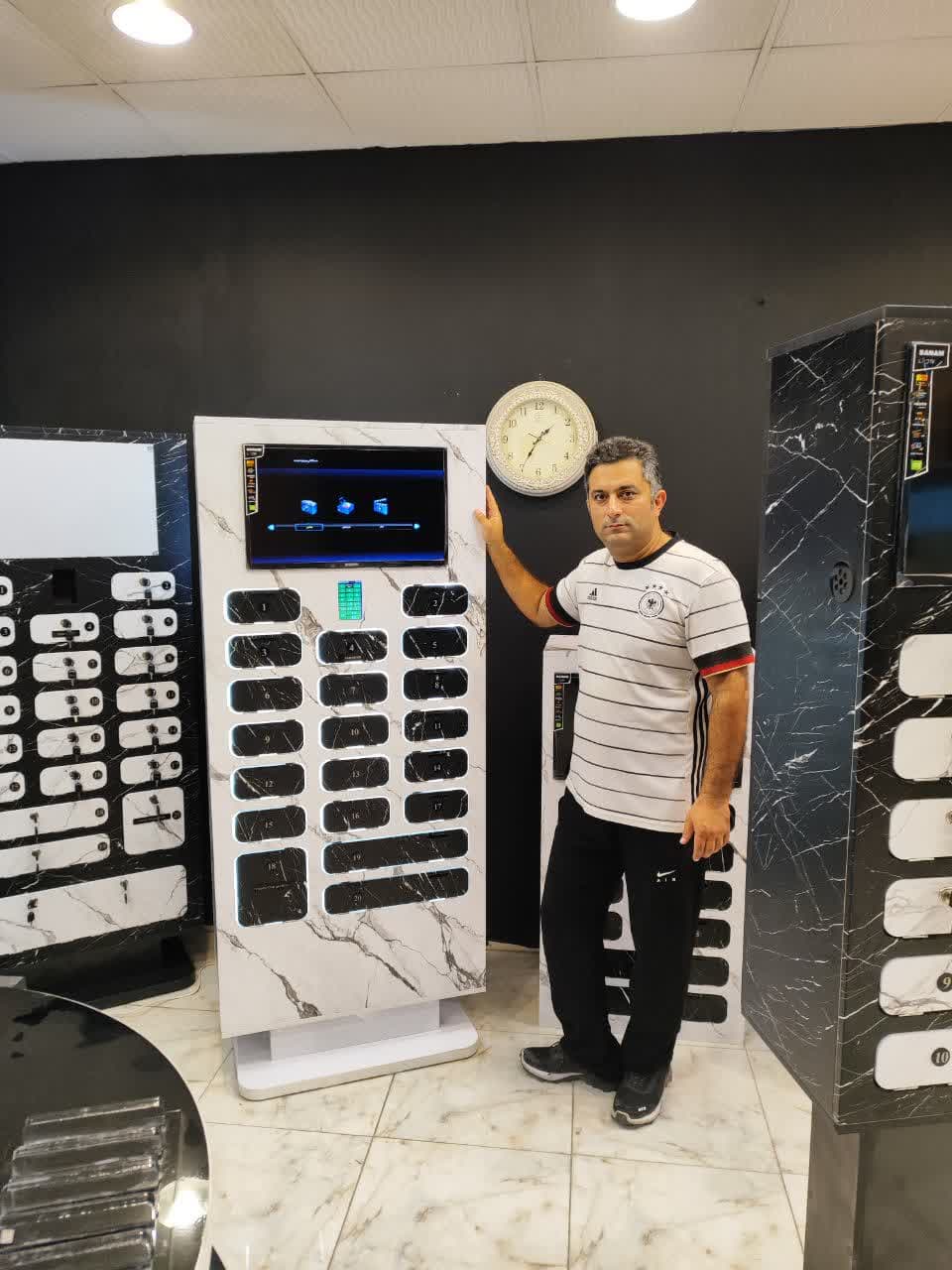  شارژرهای این استند شارژ دارای محافظت های امنیتی متعددی می‌باشند. این شامل محافظت در برابر اتصال کوتاه، جریان زیاد، ولتاژ زیاد و گرمای بالا می‌شود. این ویژگی ها امنیت شارژ دستگاههای شما را تضمین میکنند و از خرابی آنها جلوگیری می‌کنند.با توان خروجی 165 وات و پورتهای USB با توان خروجی 35 وات، این هاب شارژر قابلیت شارژ سریع را فراهم می‌کند. 
