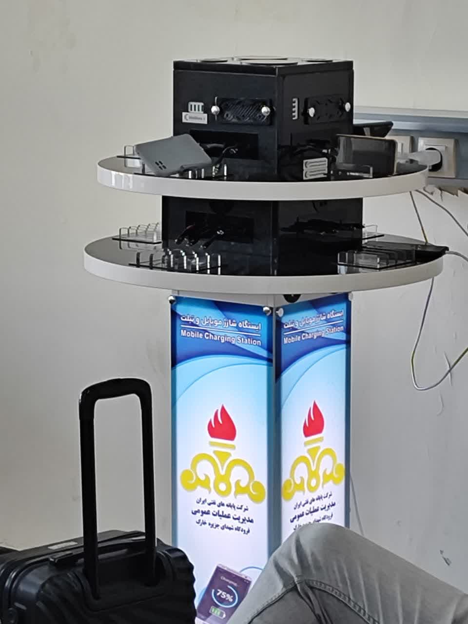  گالیم نیترات (GaN) یک فناوری ساخت پیشرفته است که در تولید اجزای الکترونیکی استفاده می‌شود. این فناوری بر اساس استفاده از ماده نیترید گالیم () برای ساخت ترانزیستور ها و دیود ها است. مقایسه با سایر فناوری های مورد استفاده در الکترونیک، فناوری GaN دارای ویژگی های منحصر به فردی است که آن را جذاب و مورد توجه قرار داده اند .